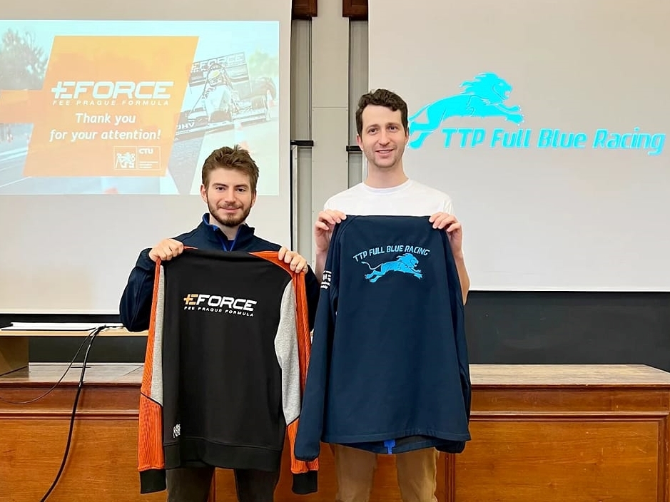 Představitelé eForce z ČVUT a Full Blue Racing z Cambridge University si na znamení partnerství vyměnili týmové bundy.