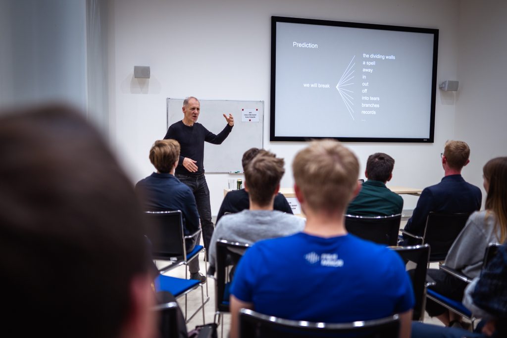Professor Jan Šedivý gave a guest talk about dialogue and AI to students of prg.ai Minor. 