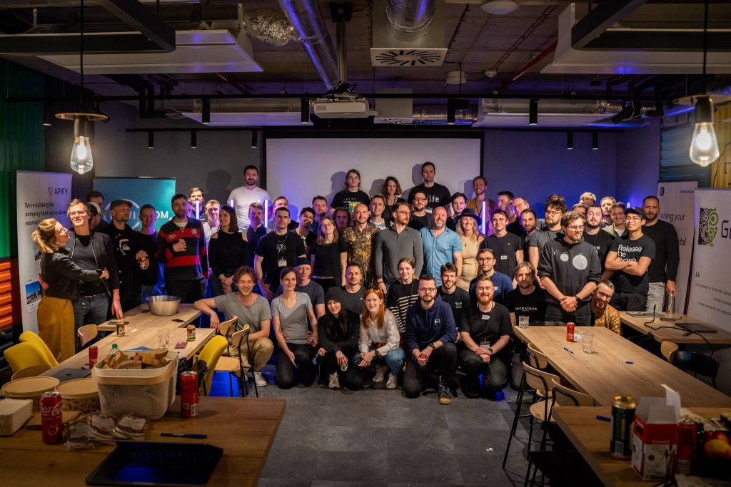 V rámci Prague AI Hackathonu se spolu utkalo 10 soutěžních týmů, které vyvíjeli nové aplikace generativní AI. 